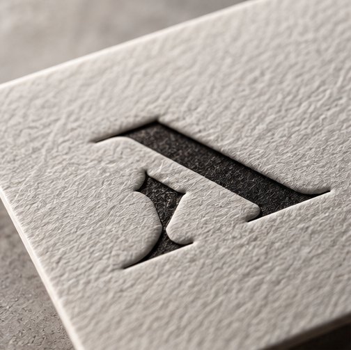 Letterpress: schwarzer Buchstabe tief ins weisse Papier gedruckt
